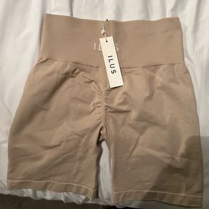 Ilus label SeamLUX intensify shorts